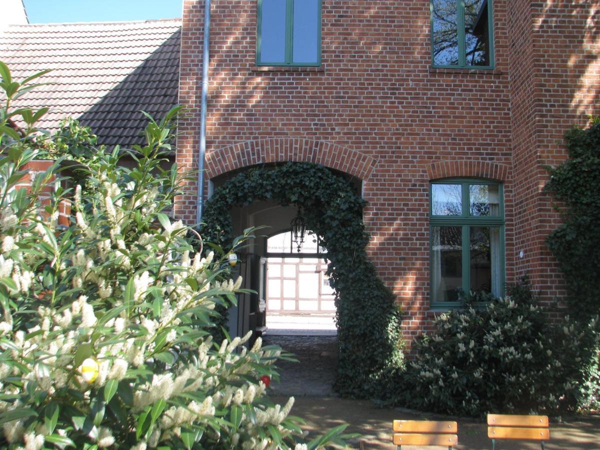 Gasthaus Und Pension "Zum Hauenden Schwein" Wörlitz Esterno foto