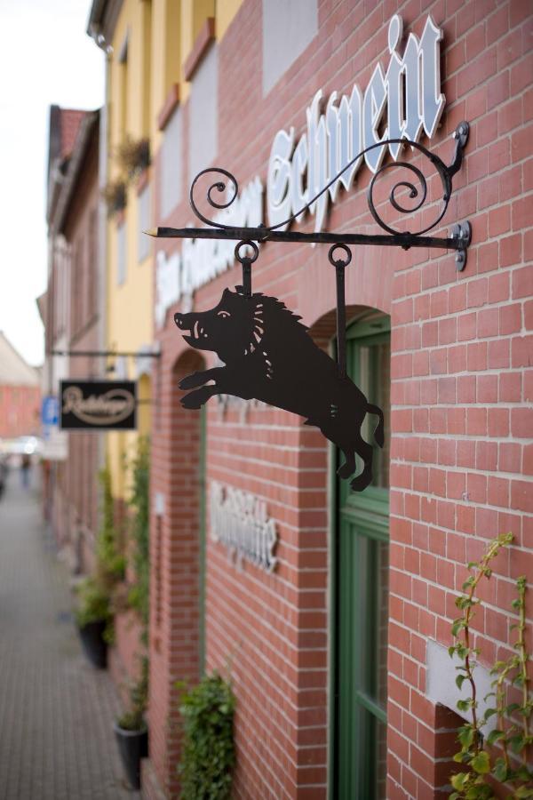Gasthaus Und Pension "Zum Hauenden Schwein" Wörlitz Esterno foto