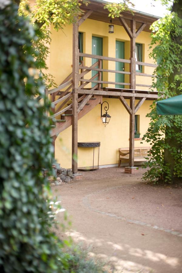 Gasthaus Und Pension "Zum Hauenden Schwein" Wörlitz Esterno foto
