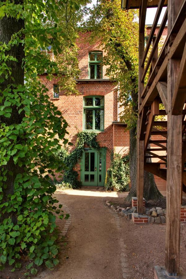 Gasthaus Und Pension "Zum Hauenden Schwein" Wörlitz Esterno foto